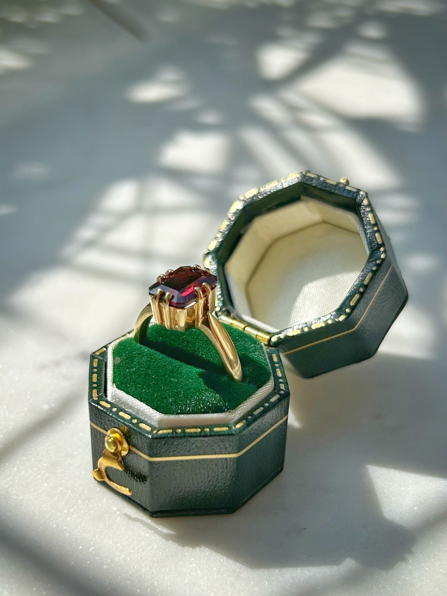 Vintage 9ct Garnet Solitair Ring