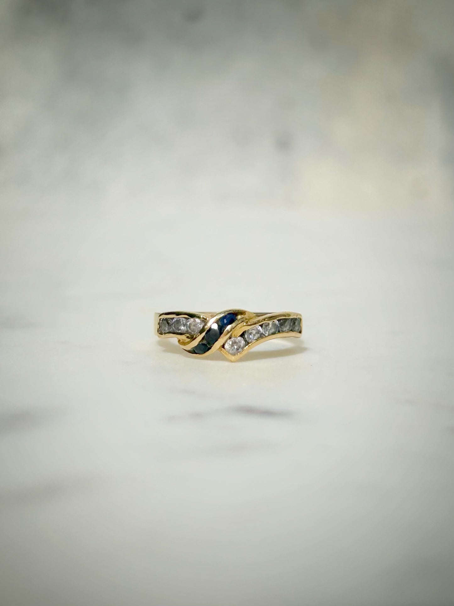 Vintage 14ct Sapphire & Natural Zircons V Ring