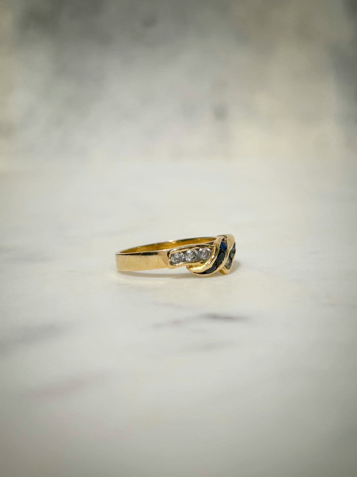 Vintage 14ct Sapphire & Natural Zircons V Ring