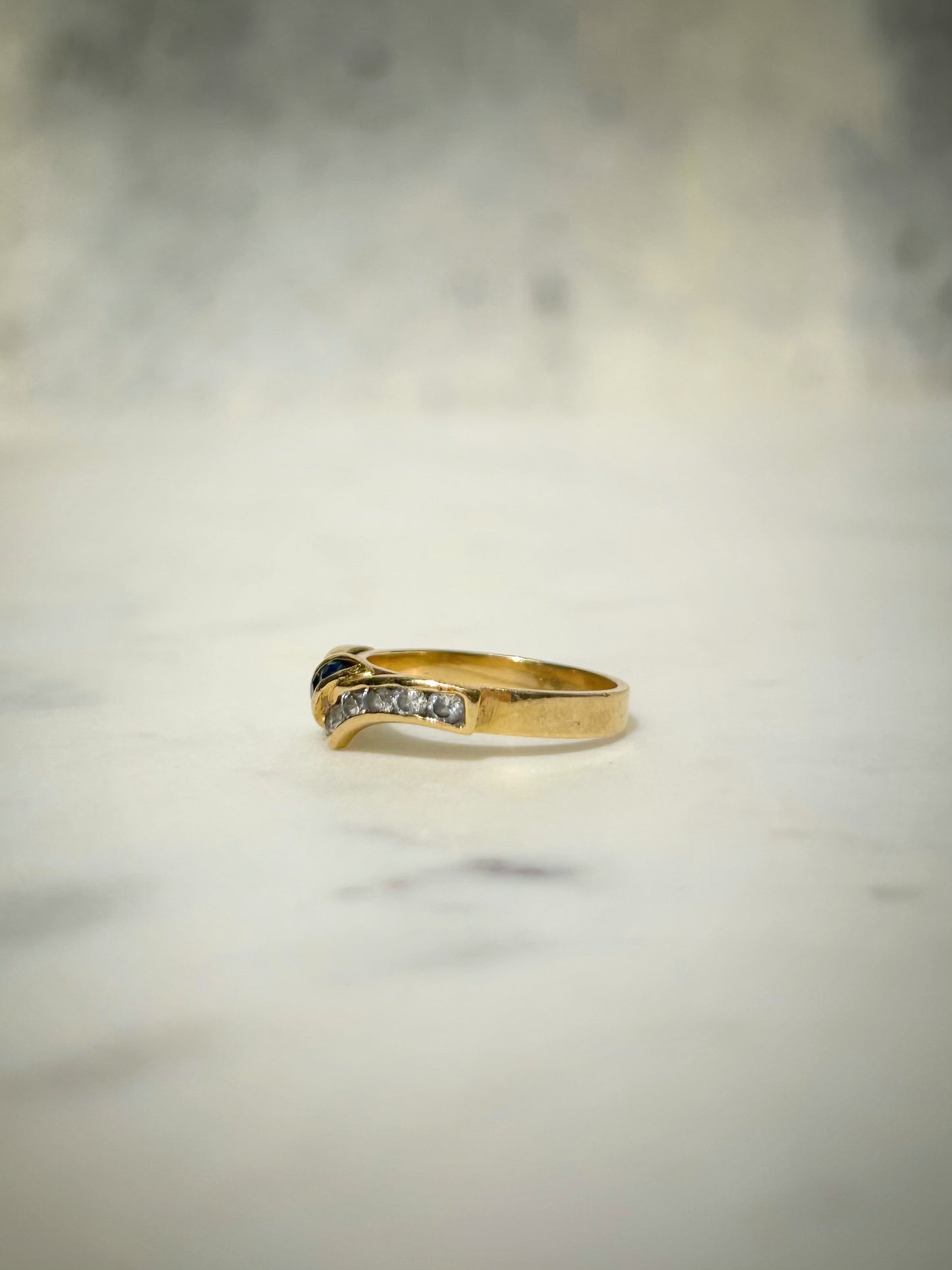 Vintage 14ct Sapphire & Natural Zircons V Ring
