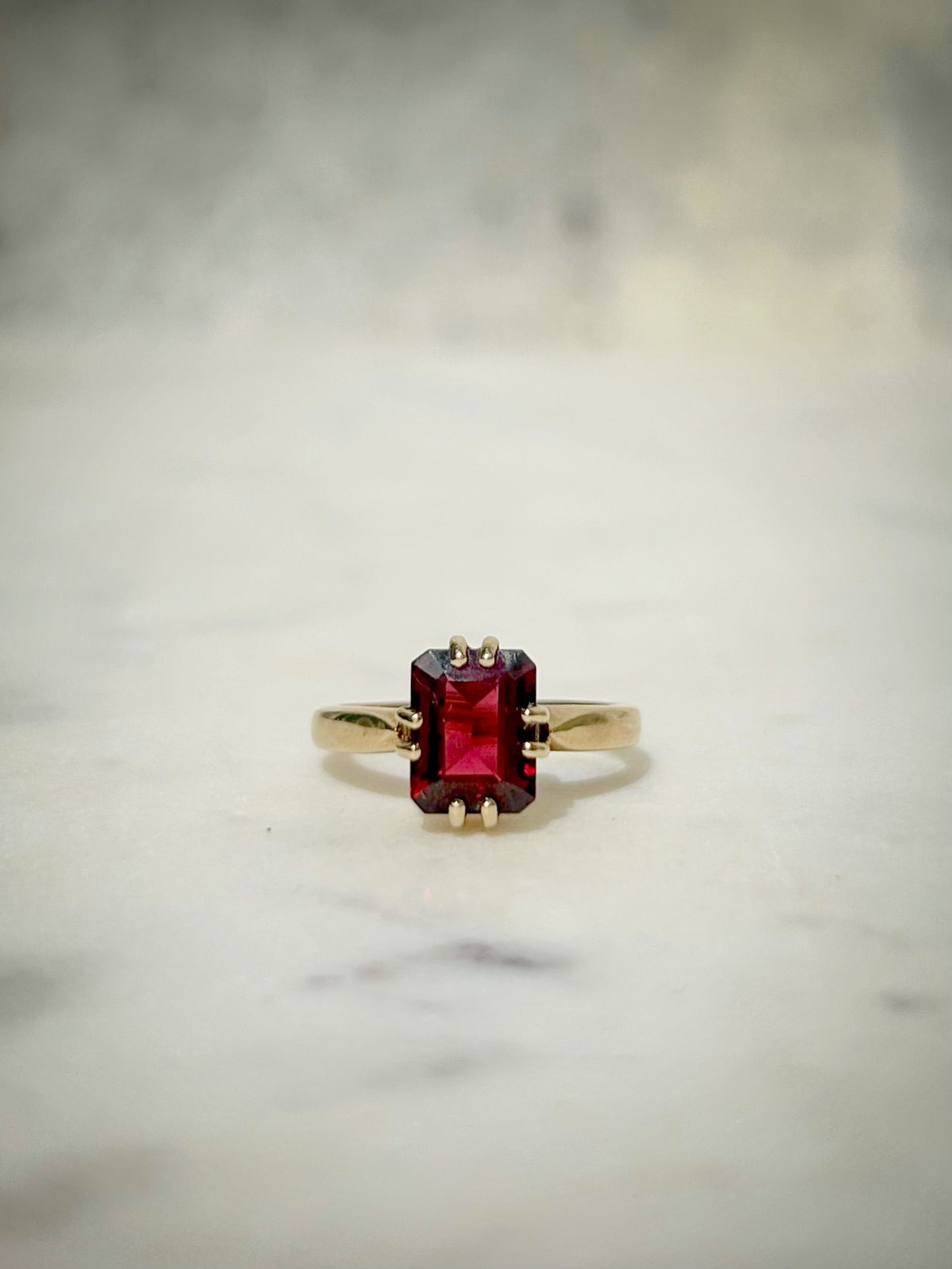 Vintage 9ct Garnet Solitair Ring