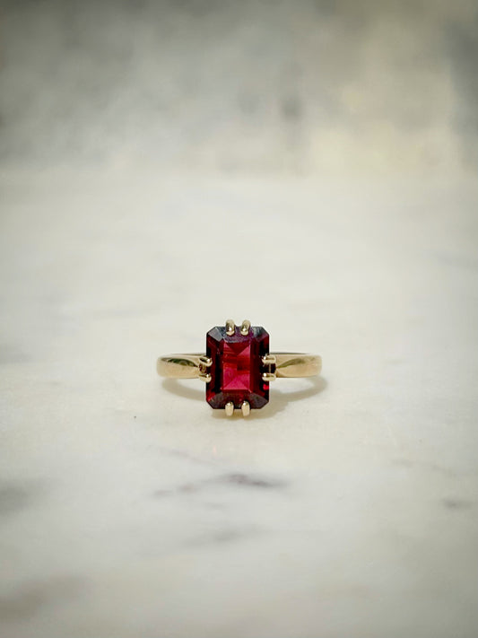Vintage 9ct Garnet Solitair Ring