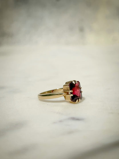 Vintage 9ct Garnet Solitair Ring