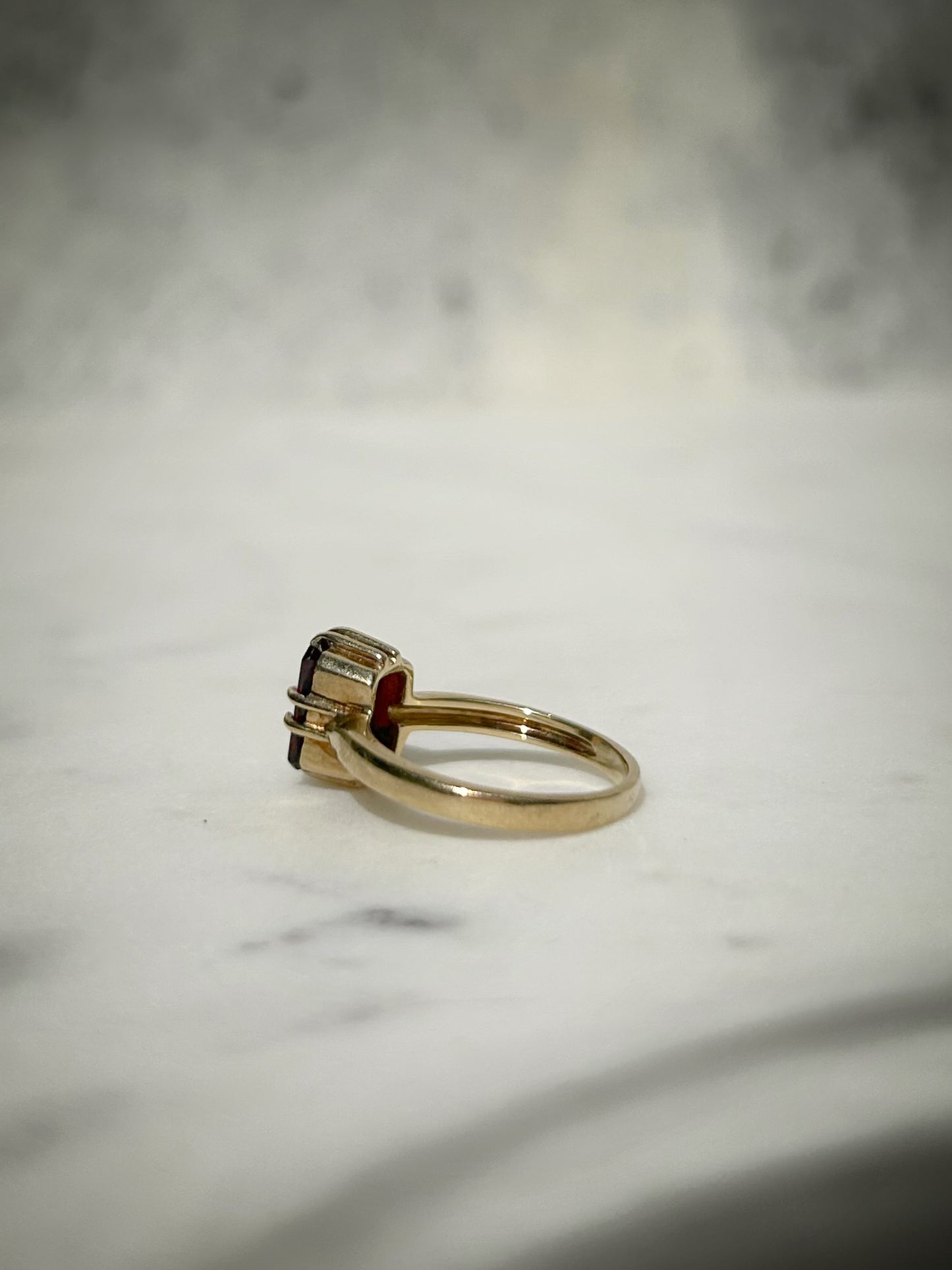 Vintage 9ct Garnet Solitair Ring
