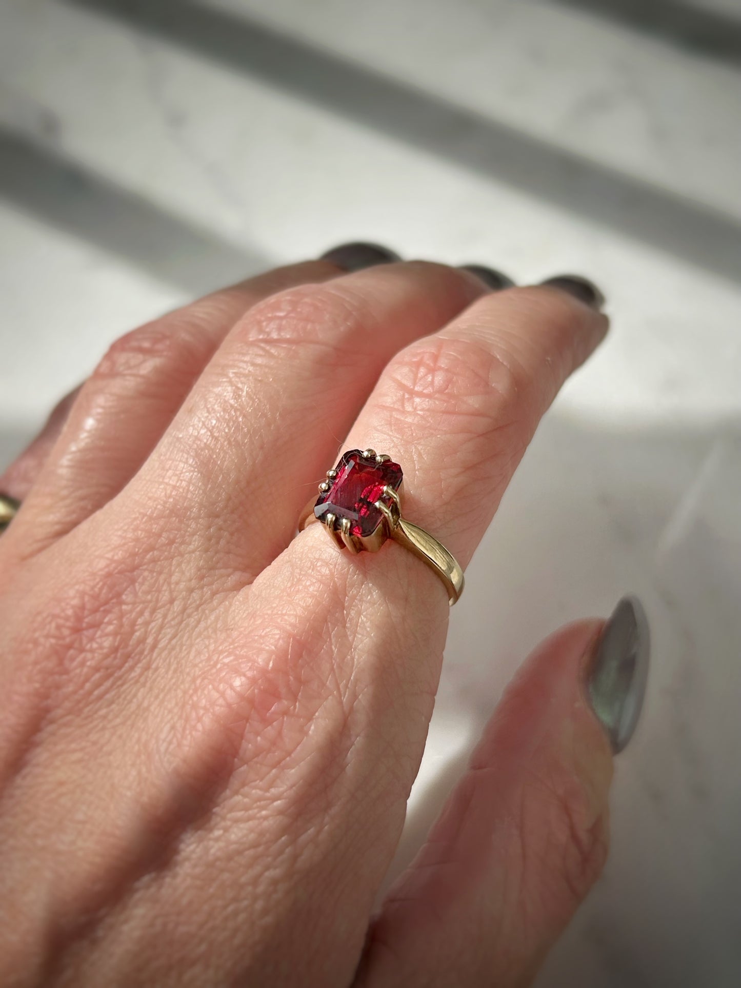 Vintage 9ct Garnet Solitair Ring