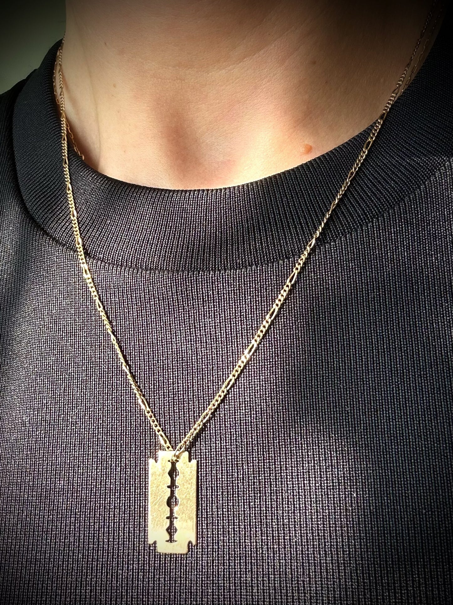 Estate 9ct Gold Razor Blade Charm