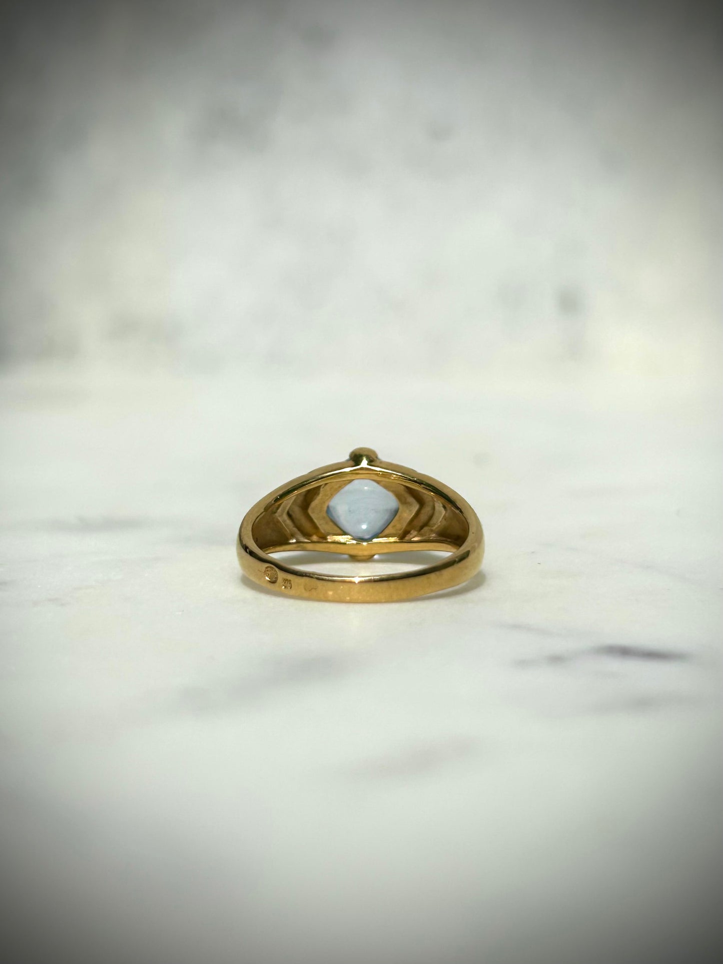 Vintage 9ct Blue Topaz Cabochon Ring