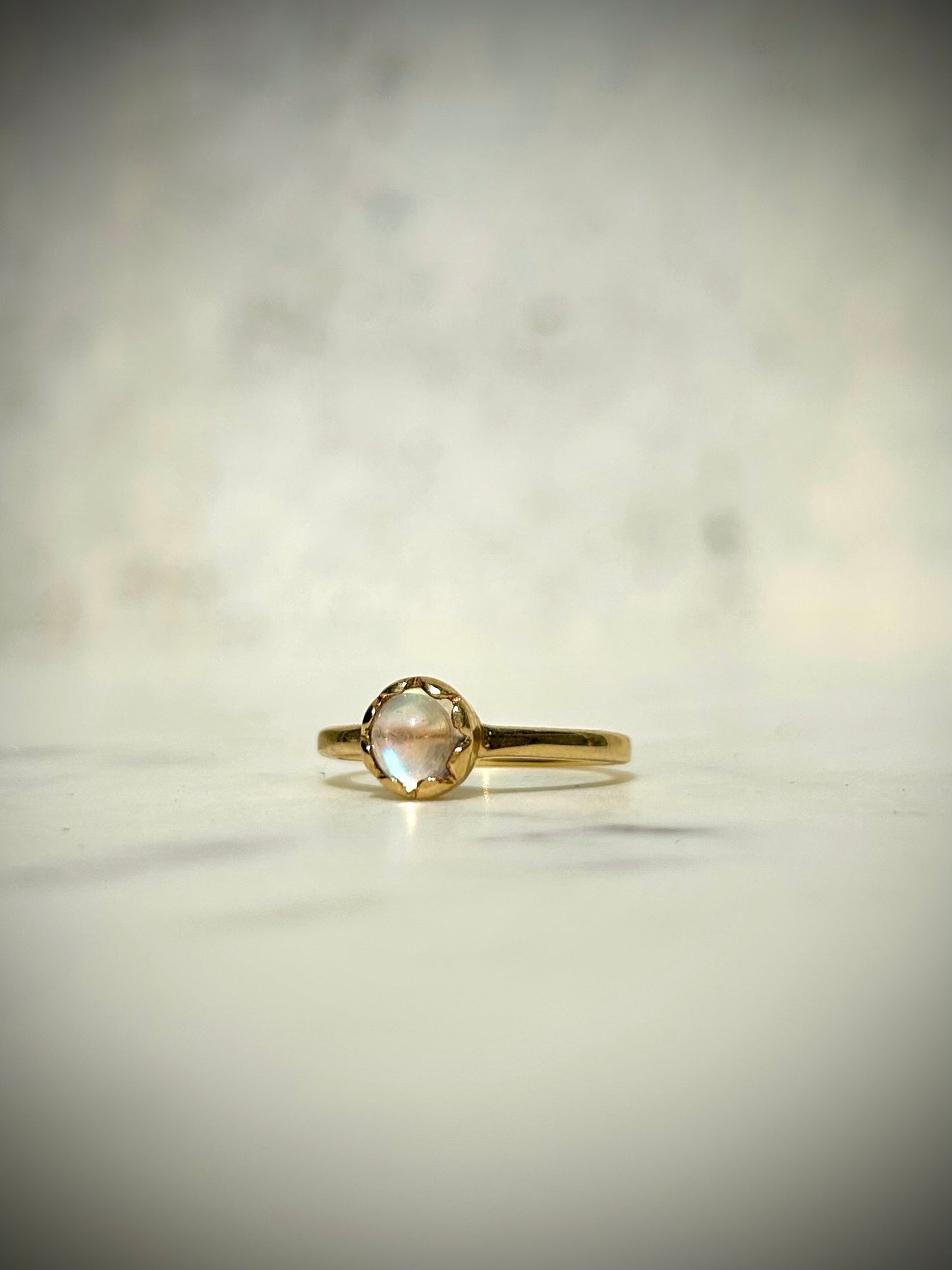 Estate 9ct Rainbow Moonstone Ring