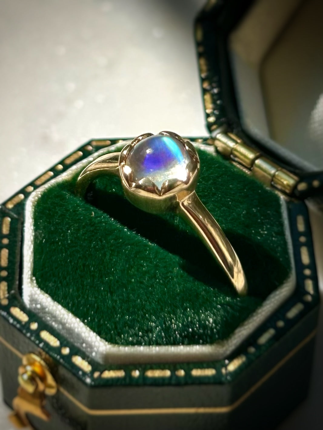 Estate 9ct Rainbow Moonstone Ring
