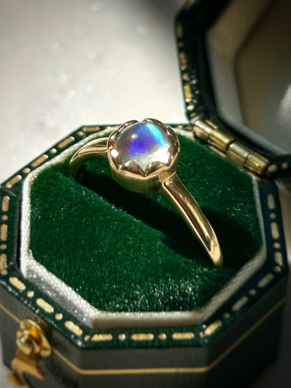 Estate 9ct Rainbow Moonstone Ring